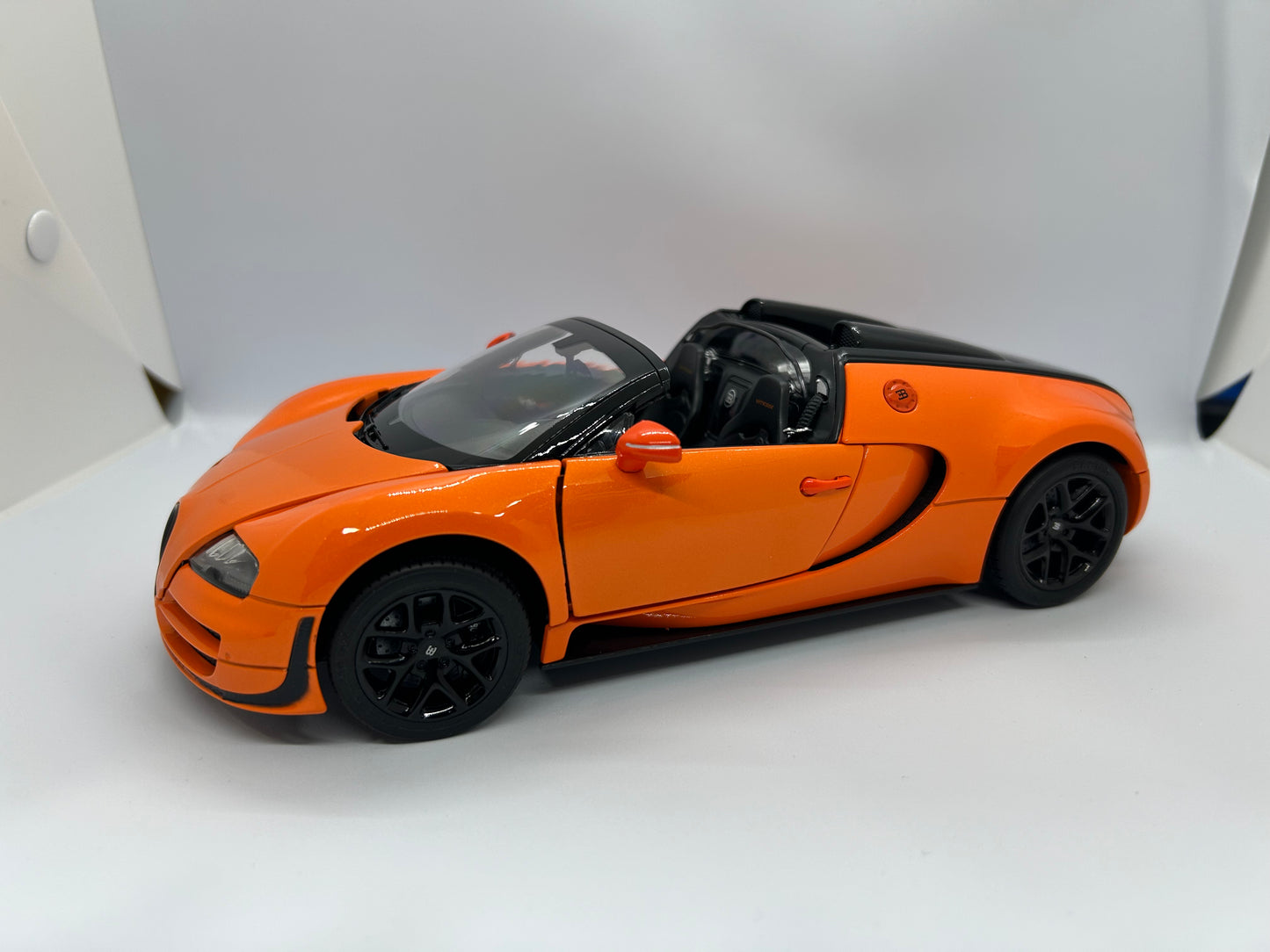 Rastar 1/18 Scale Model 43900 - Bugati Veyron 16.4 Grand Sport Vitesse - Orange