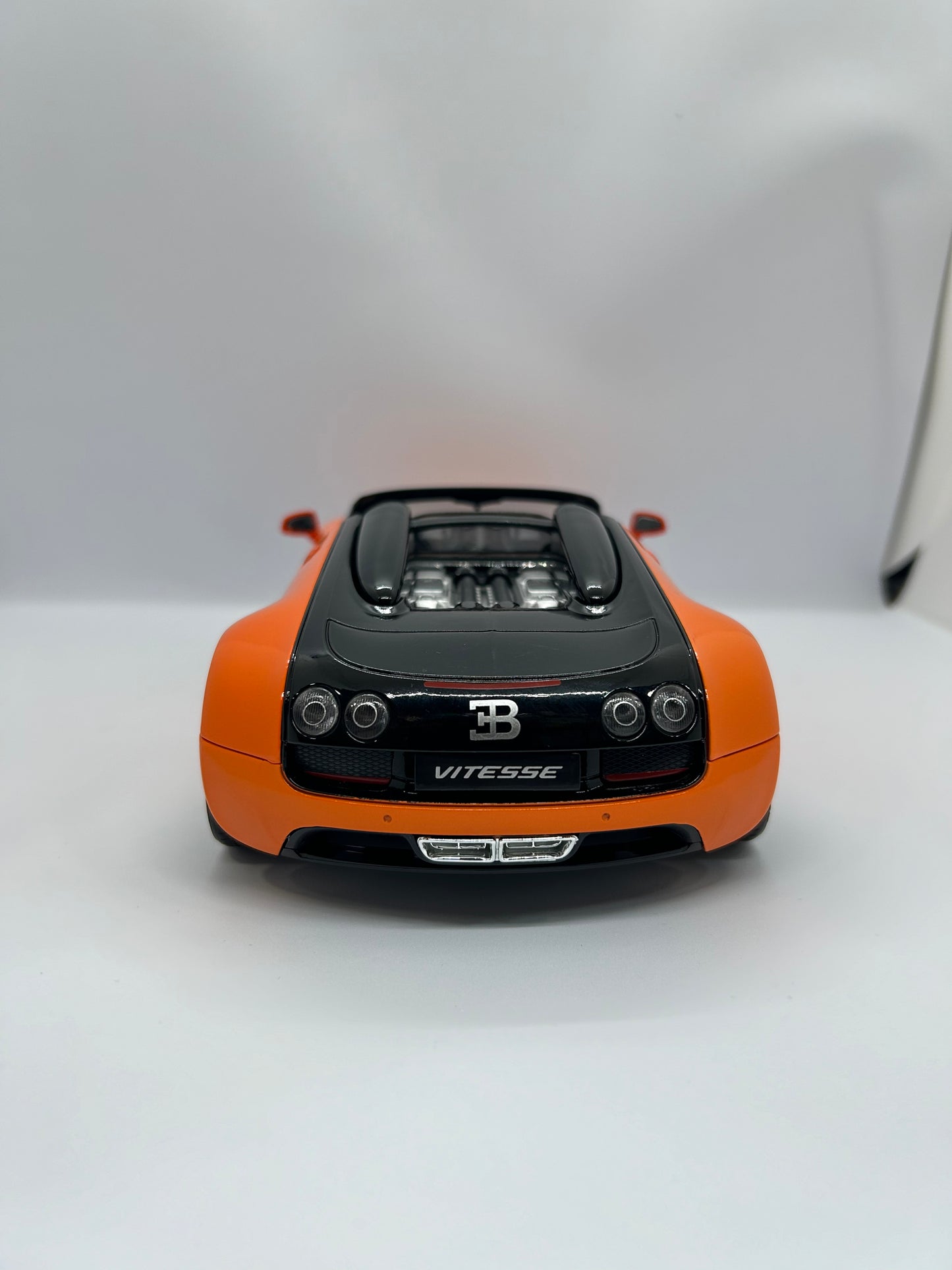 Rastar 1/18 Scale Model 43900 - Bugati Veyron 16.4 Grand Sport Vitesse - Orange
