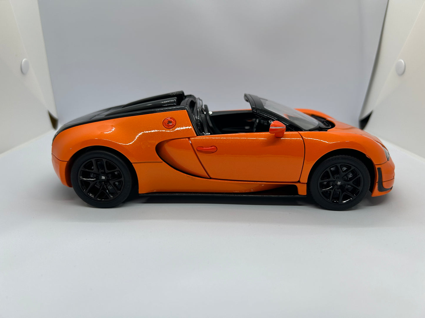 Rastar 1/18 Scale Model 43900 - Bugati Veyron 16.4 Grand Sport Vitesse - Orange