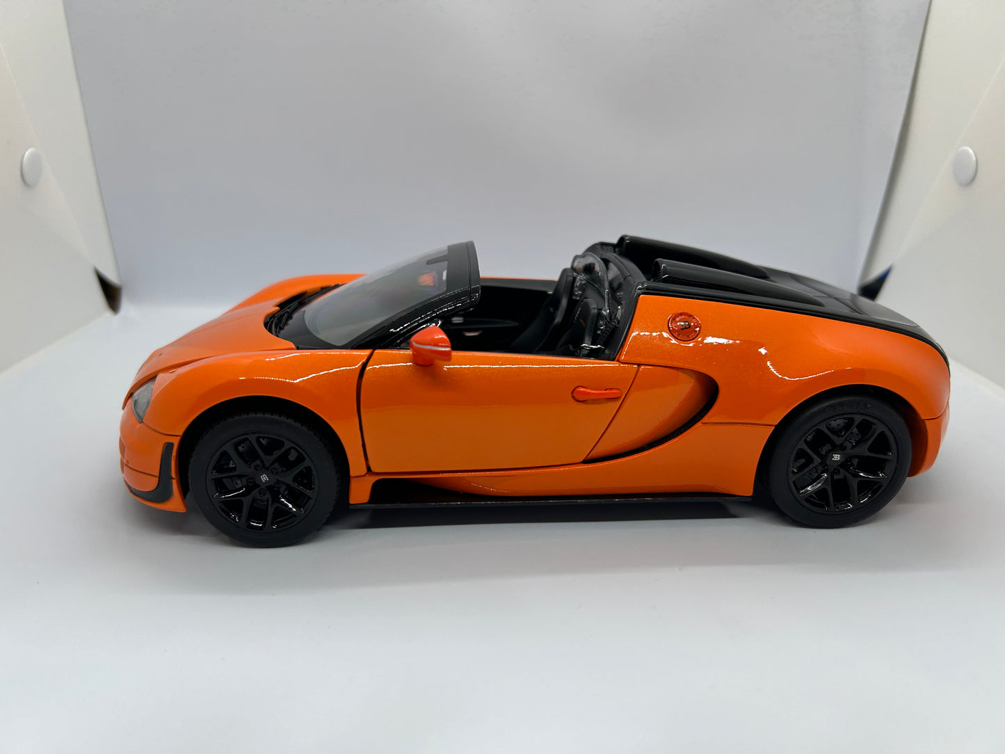 Rastar 1/18 Scale Model 43900 - Bugati Veyron 16.4 Grand Sport Vitesse - Orange
