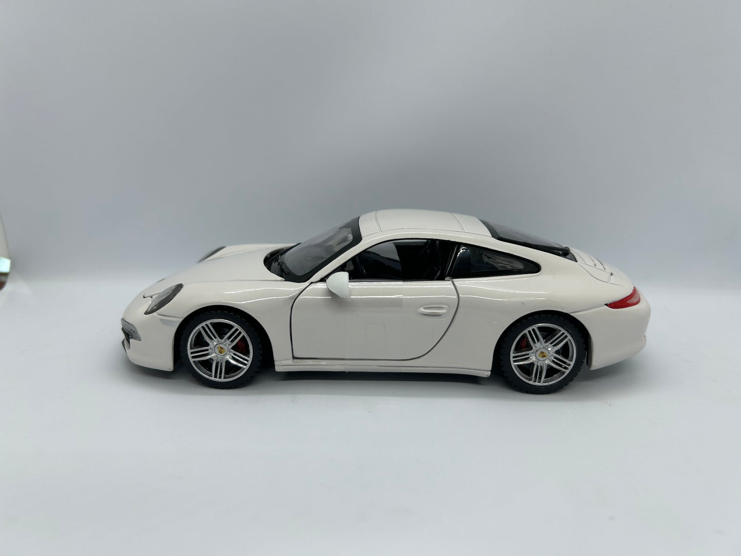 Rastar 1/24 Scale Diecast Model Car - Porsche 911 Carrera