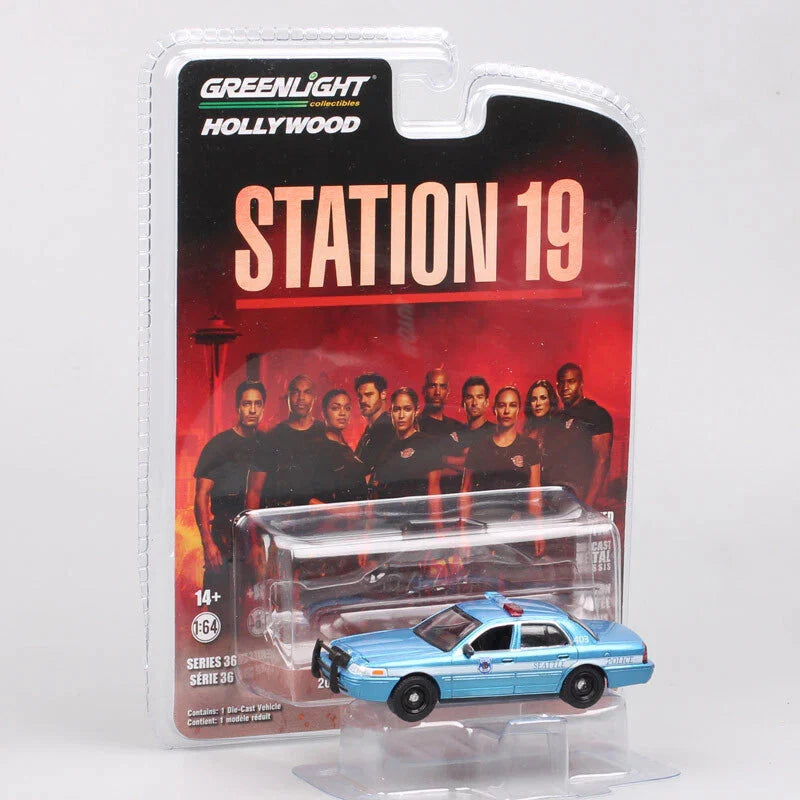 Greenlight 1:64 Collectibles Hollywood Series 36 Station 19 die-cast 2001 Ford Crown Victoria Police Interceptor.