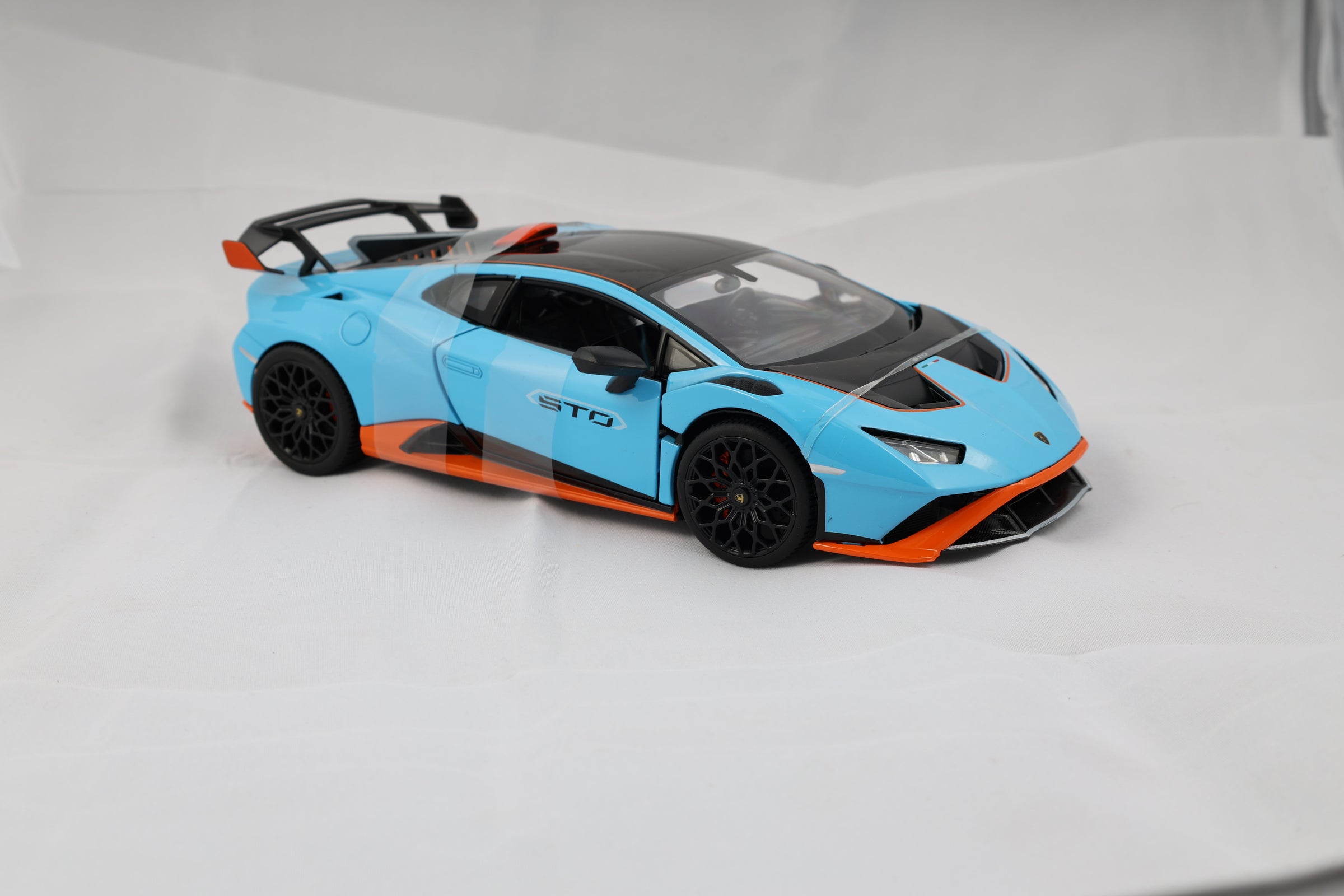 RASTAR Lamborhini Huracan STO 1:18 Scale