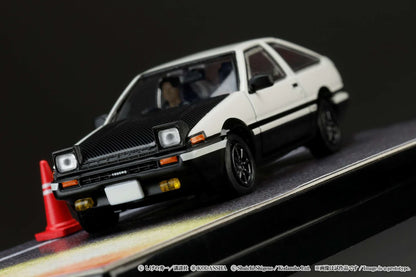 1/64 Scale Toyota SPRINTER TRUENO GT APEX AE86 / INITIAL D VS Tomoyuki Tachi With Takumi Fujiwara Figure
