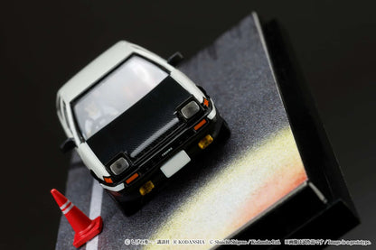 1/64 Scale Toyota SPRINTER TRUENO GT APEX AE86 / INITIAL D VS Tomoyuki Tachi With Takumi Fujiwara Figure