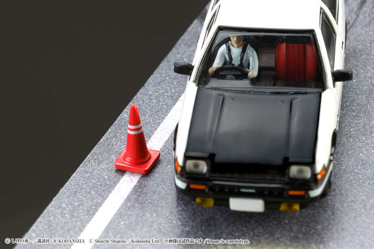 1/64 Scale Toyota SPRINTER TRUENO GT APEX AE86 / INITIAL D VS Tomoyuki Tachi With Takumi Fujiwara Figure