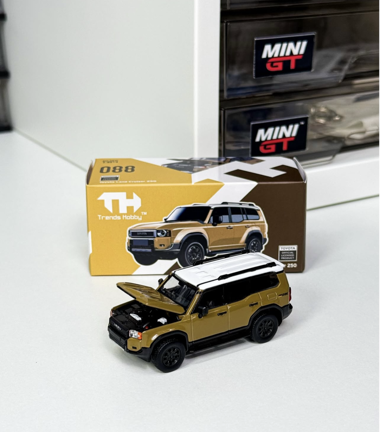 Trends Hobby 1/64 Toyota Land Cruiser Trail Dust