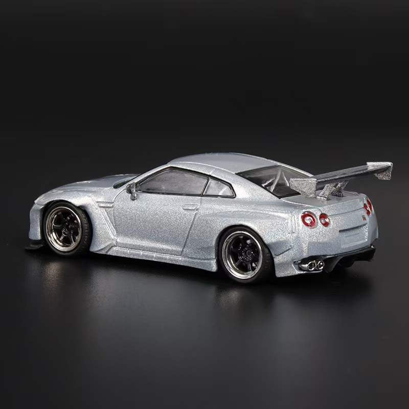 1/64 DOT Models Nissan GT-R R35 Rocket Bunny (Chrome White) Diecast Car Model