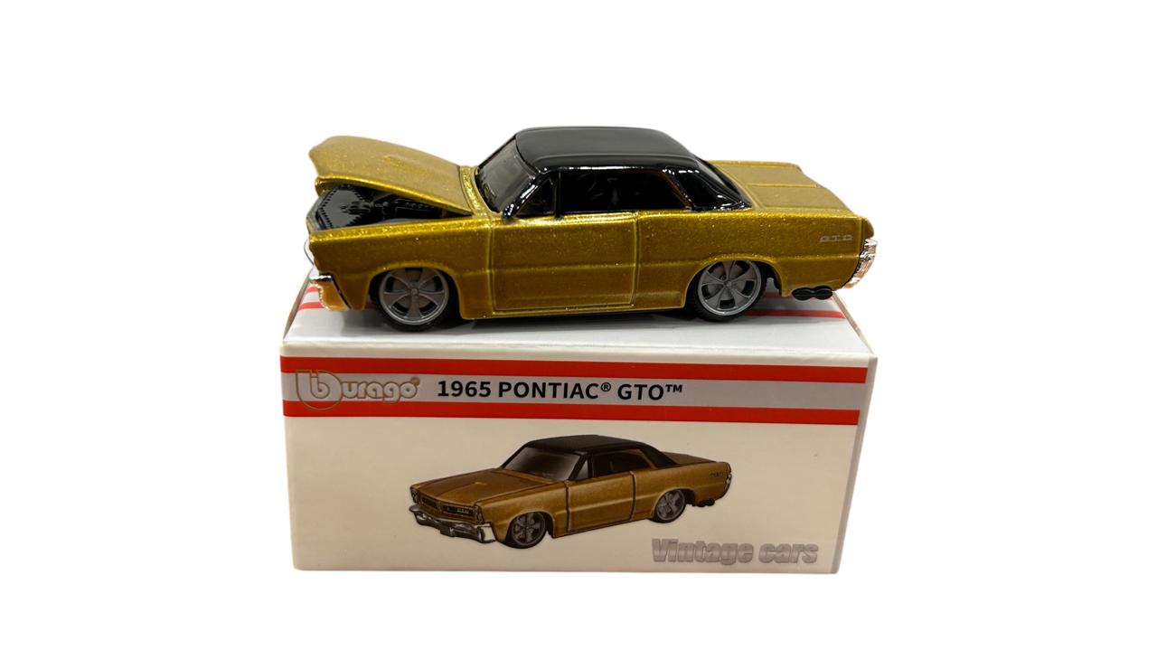 Bburago 1:64 1965 Pontiac GTO diecast model with display box Cocoland Toys