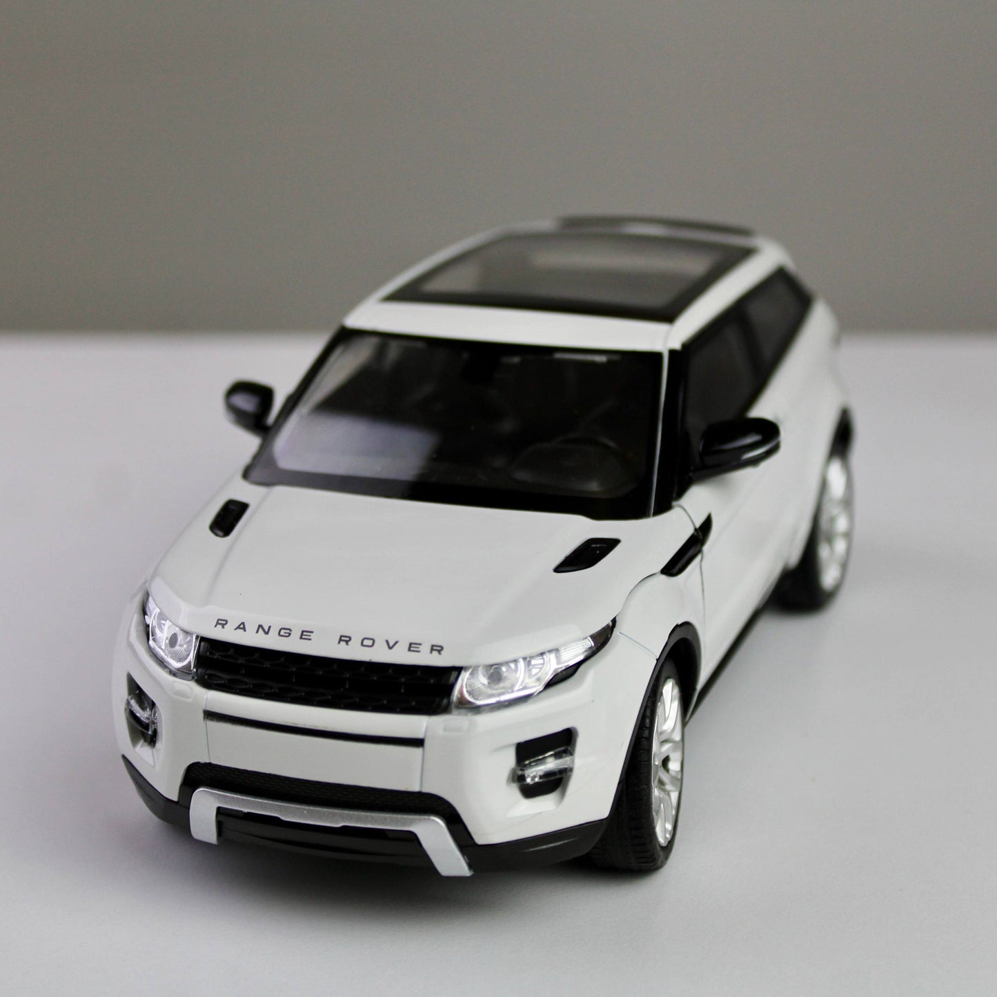 Cocoland Toys Welly Land Rover Range Rover Evoque white 1:24 scale front three-quarter view