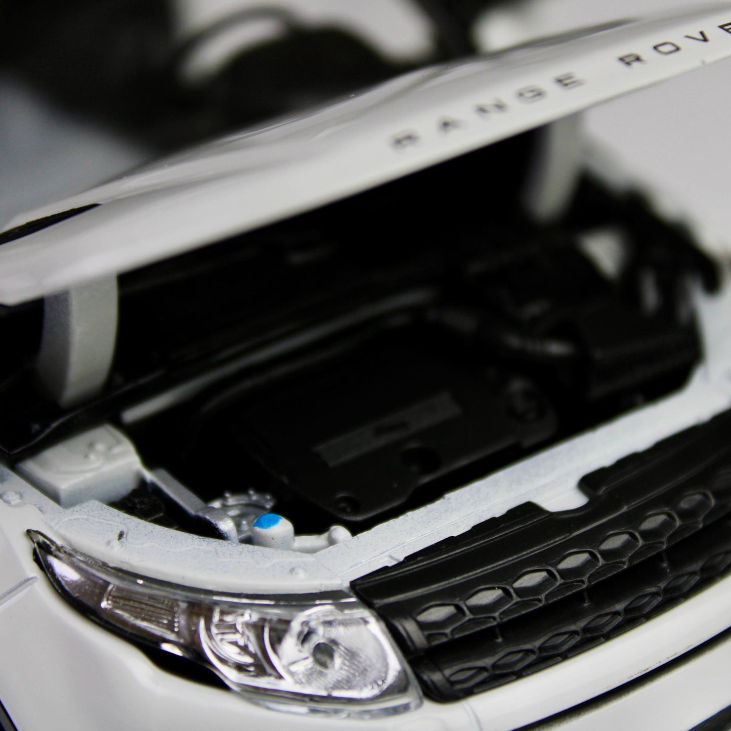 Cocoland Toys Welly Land Rover Range Rover Evoque white 1:24 scale detailed interior view