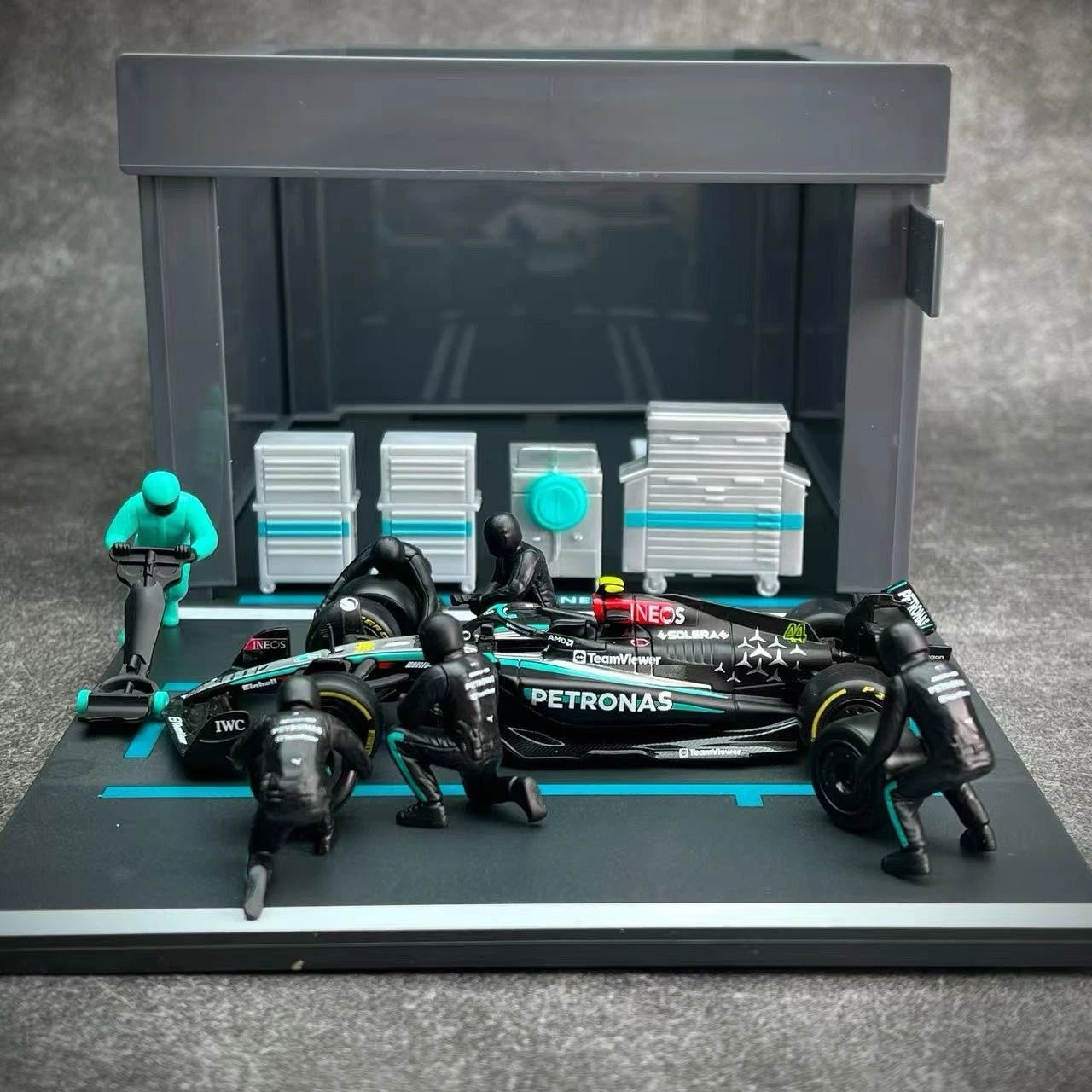 Bburago 1/43 Mercedes AMG F1 Team W15 2024 #44 Lewis Hamilton Diorama Play Set