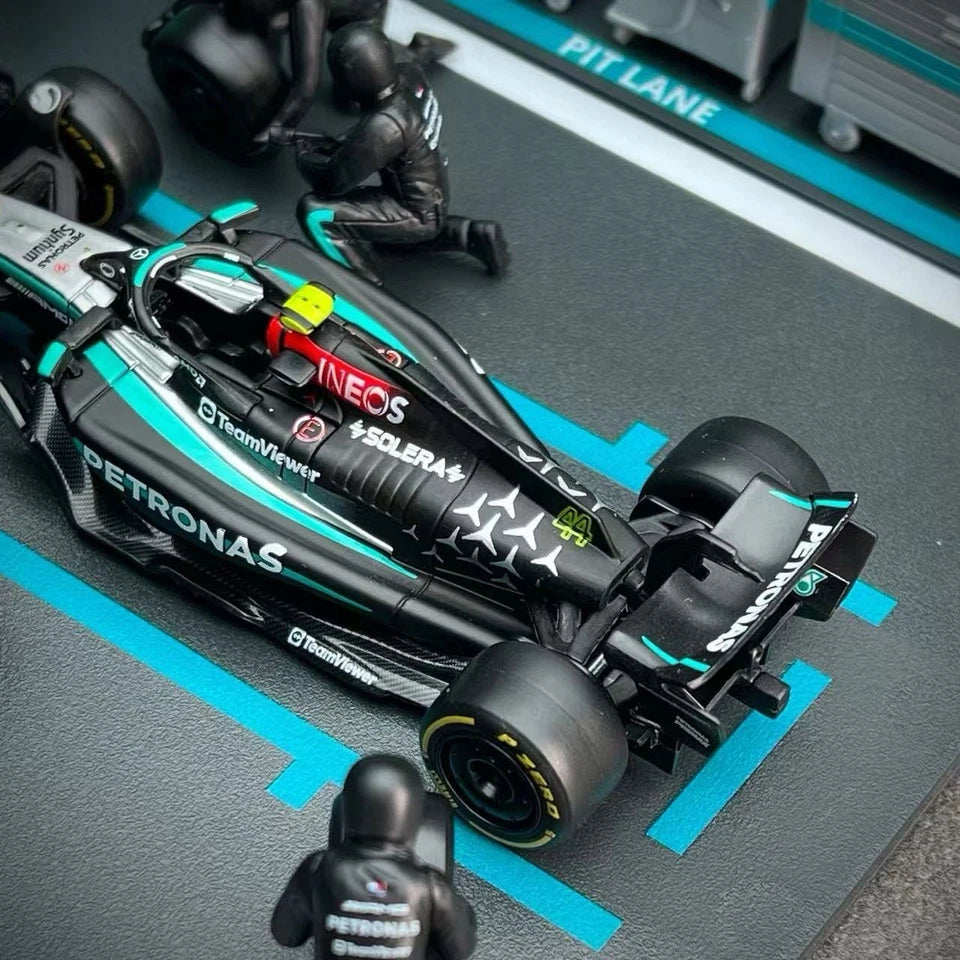 Bburago 1/43 Mercedes AMG F1 Team W15 2024 #44 Lewis Hamilton Diorama Play Set
