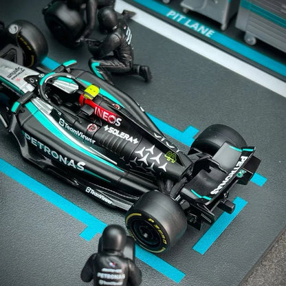 Bburago 1/43 Mercedes AMG F1 Team W15 2024 #44 Lewis Hamilton Diorama Play Set