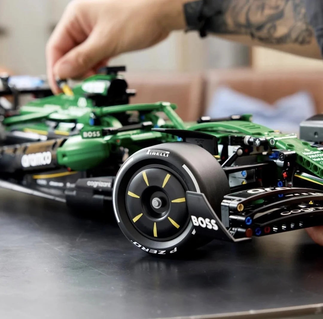 Green Racing Car Building Blocks Set – Formula 1 Style Construction Toy (1547 Pieces)
